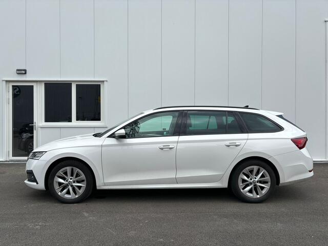 Skoda OCTAVIA Combi 1.5 TSI First Edition | Navi | Parkeerhulp | Optiek zwart | 150pk!