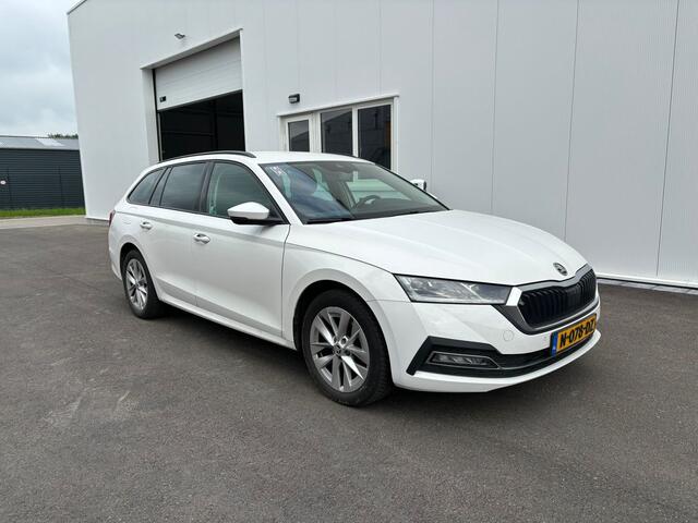 Skoda OCTAVIA Combi 1.5 TSI First Edition | Navi | Parkeerhulp | Optiek zwart | 150pk!