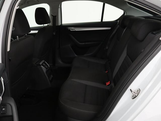 Skoda OCTAVIA 1.0 TSI Ambition | Carplay | Navigatie | Climate control | Parkeerhulp | Cruise control | LED