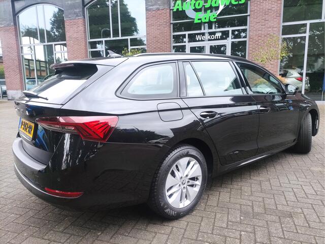 Skoda OCTAVIA Combi 1.0 TSI Business Edition Stoelverwarming - Achteruitrijcamera - Keyless entry & Go - NL auto