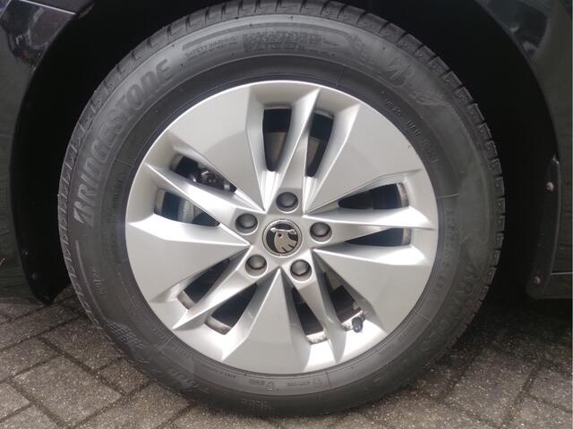 Skoda OCTAVIA Combi 1.0 TSI Business Edition Stoelverwarming - Achteruitrijcamera - Keyless entry & Go - NL auto