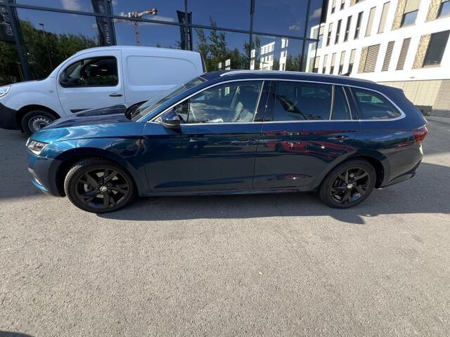 Skoda OCTAVIA Combi 1.4 TSI iV PHEV SPORTLINE BUSINESS AUT. Matrix LED | Stuurverwarming | Wegklapbare trekhaak