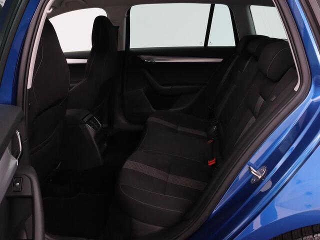 Skoda OCTAVIA Combi 1.0 TSI Grt Amb. Bns | Camera | Trekhaak | Adaptive cruise | Carplay | Navigatie | Sportstoelen | Climate control
