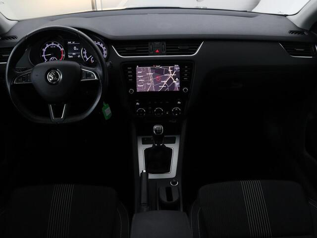 Skoda OCTAVIA Combi 1.0 TSI Grt Amb. Bns | Camera | Trekhaak | Adaptive cruise | Carplay | Navigatie | Sportstoelen | Climate control
