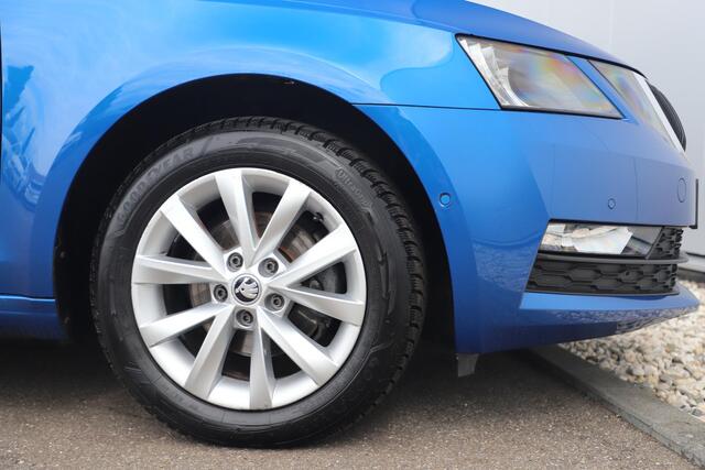 Skoda OCTAVIA Combi 1.6 TDI Ambition Business Automaat Trekhaak Half Leder Adaptive Cruise Navigatie Carplay Android Stoelverwarming