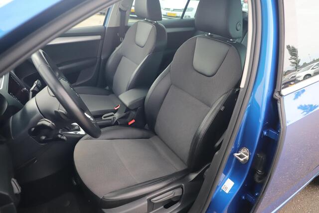 Skoda OCTAVIA Combi 1.6 TDI Ambition Business Automaat Trekhaak Half Leder Adaptive Cruise Navigatie Carplay Android Stoelverwarming