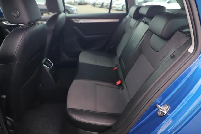 Skoda OCTAVIA Combi 1.6 TDI Ambition Business Automaat Trekhaak Half Leder Adaptive Cruise Navigatie Carplay Android Stoelverwarming