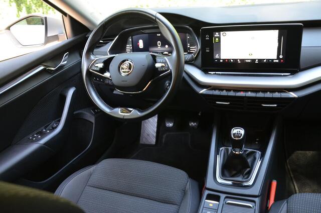 Skoda OCTAVIA Combi 1.0 TSI Business Edition Led/Navi/Pdc/Ecc/Stoelverwarming/Virtueel dashboard/Privacy-Glass/Cr-Controle/17-Inch Lmv/Apple Carplay/Android Auto