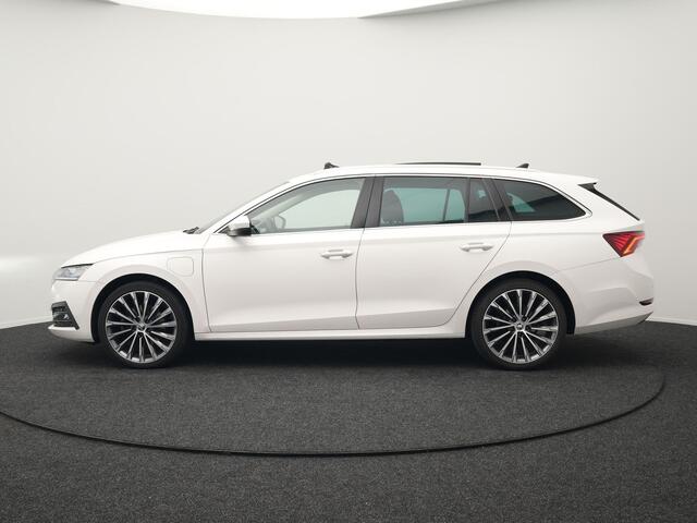 Skoda OCTAVIA Combi 1.4 TSI iV Style Plug In Hybrid 204pk PHEV | Panodak | Sportstoelen Memory & Verwarmd | Canton Audio | 19"L.M | Virtual | Keyless | Apple Carplay | Parkassist | Sfeerverlichting |