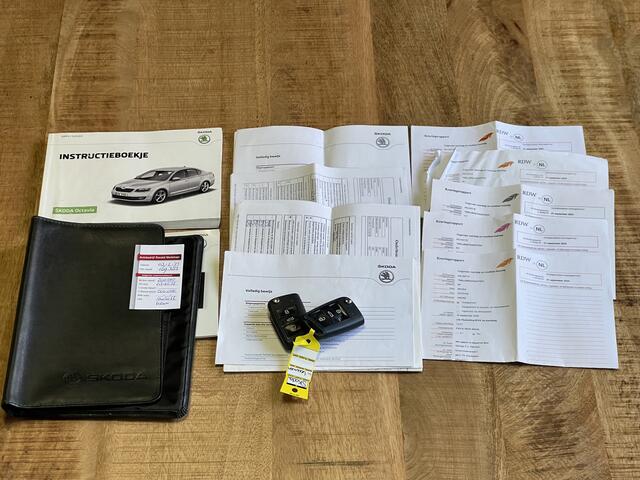 Skoda OCTAVIA Combi 2.0 TDI Greentech Style Business | Canton Sound | Stoel verwarming | NAP!