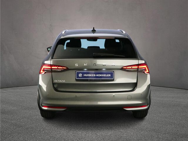 Skoda OCTAVIA Combi Selection 1.5 eTSI 115pk DSG Automaat Adaptive cruise control, Achteruitrijcamera, Stoelverwarming, LED koplampen, Airco, Stuurwiel verwarmd, DAB, Radio, Parkeersensoren