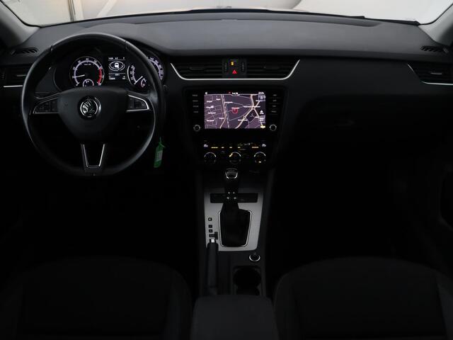 Skoda OCTAVIA 1.5 TSI Business Edition | Stoelverwarming | Trekhaak | Carplay | Parkeerhulp | Navigatie | Verwarmde voorruit | Climate control | Cruise control