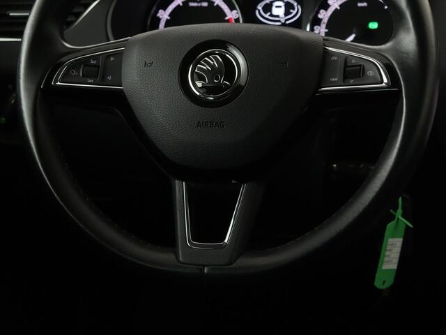 Skoda OCTAVIA 1.5 TSI Business Edition | Stoelverwarming | Trekhaak | Carplay | Parkeerhulp | Navigatie | Verwarmde voorruit | Climate control | Cruise control