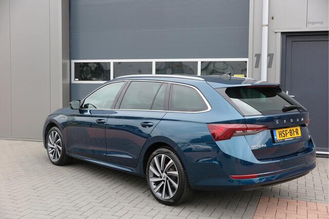 Skoda OCTAVIA Combi 1.4 TSI iV 245PK PHEV Sportline Business ,Led-matrix koplampen, Carplay , Leer, Ergonimische stoelen, Stoelverwarming voor&achter,DAB+, stuurwiel verwarmd, schakelmogelijkheid aan stuurwiel, Carplay , etc. etc.