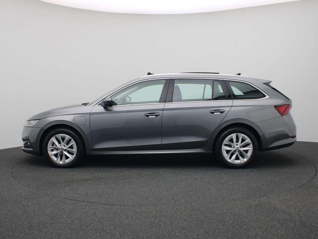 Skoda OCTAVIA Combi 1.4 TSI iV PHEV Business Edition Plus 204PK DSG Pano-Schuifdak, Adaptieve Cruise Controle, Head-Up Display, Side Assist, Keyless, Elektr. Achterklep, Achteruitrijcamera, Stoel-Stuurverwarming, 17" LM Velgen