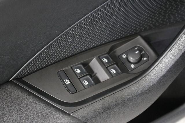 Skoda OCTAVIA Combi 1.0 TSI Style | Panoramadak | Navigatie | Elek. trekhaak | Parkeersensoren | Cruise control | Stoelverwarming |