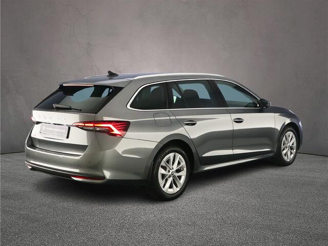 Skoda OCTAVIA Combi Selection 1.5 eTSI 115pk DSG Automaat Adaptive cruise control, Achteruitrijcamera, Stuurwiel verwarmd, Elektrische achterklep, Stoelverwarming, Parkeersensoren