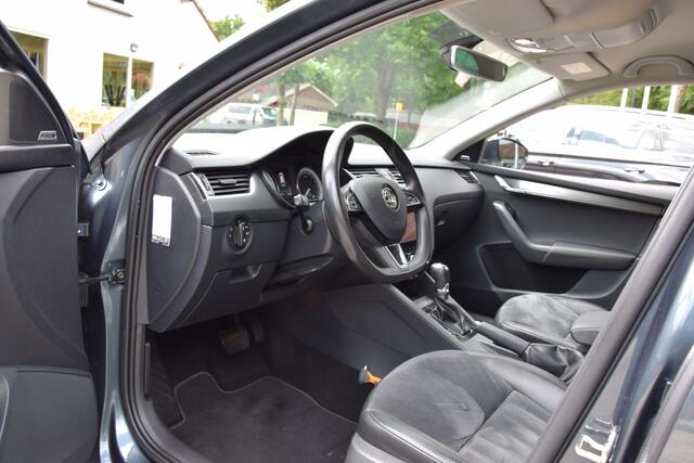 Skoda OCTAVIA Combi 1.0 TSI Greentech Style Business | Org. NL | BOVAG Garantie | Full LED | Half Leder | PDC Voor&Achter | Stoelverwarming | Sportstuur | Cruise Control |