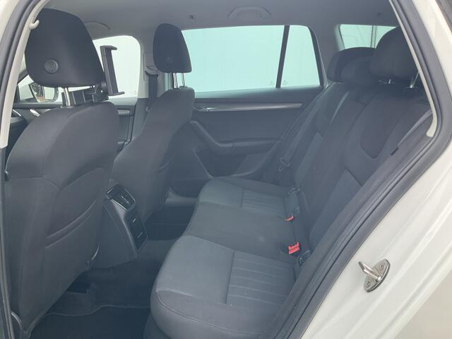 Skoda OCTAVIA Combi 1.5 TSI 150pk Automaat Trekhaak Carplay Stoelverw Cruise NL-Auto!