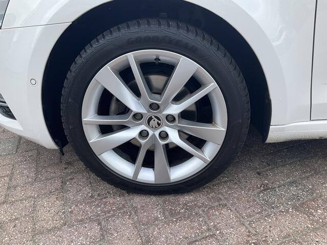Skoda OCTAVIA Combi 1.5 TSI 150pk Automaat Trekhaak Carplay Stoelverw Cruise NL-Auto!