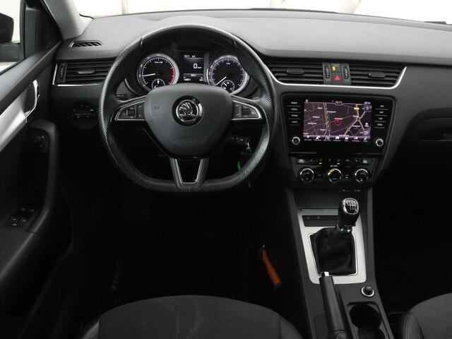 Skoda OCTAVIA 1.0 TSI Ambition | Stoelverwarming | Trekhaak | Half leder | Carplay | Navigatie | Sportstuur | Climate control | Parkeerhulp | Cruise control | Bluetooth