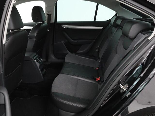 Skoda OCTAVIA 1.0 TSI Ambition | Stoelverwarming | Trekhaak | Half leder | Carplay | Navigatie | Sportstuur | Climate control | Parkeerhulp | Cruise control | Bluetooth
