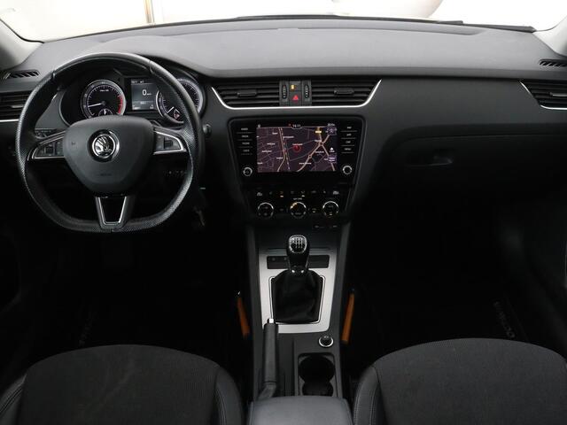Skoda OCTAVIA 1.0 TSI Ambition | Stoelverwarming | Trekhaak | Half leder | Carplay | Navigatie | Sportstuur | Climate control | Parkeerhulp | Cruise control | Bluetooth