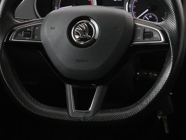 Skoda OCTAVIA 1.0 TSI Ambition | Stoelverwarming | Trekhaak | Half leder | Carplay | Navigatie | Sportstuur | Climate control | Parkeerhulp | Cruise control | Bluetooth