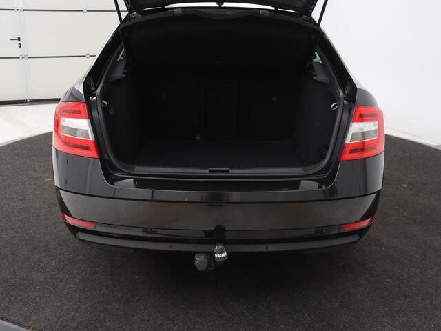 Skoda OCTAVIA 1.0 TSI Ambition | Stoelverwarming | Trekhaak | Half leder | Carplay | Navigatie | Sportstuur | Climate control | Parkeerhulp | Cruise control | Bluetooth