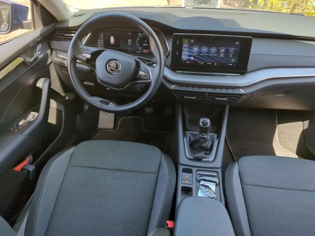 Skoda OCTAVIA Combi 1.0 TSI Business Edition / Navigatie / Camera / Parkeersensoren achter / Lichtmetaal 16 inch /