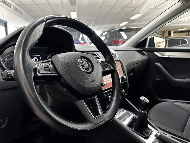 Skoda OCTAVIA 1.0 TSI Greentech Ambition Business /Apple + Android /Navi /Climat /Cruise /Elek. pakket /Bluetooth /Multi LEDER Stuur /Regensensor /LED Dagrijverl. /16"LMV /Extra getint glas /PDC /Mistlampen.