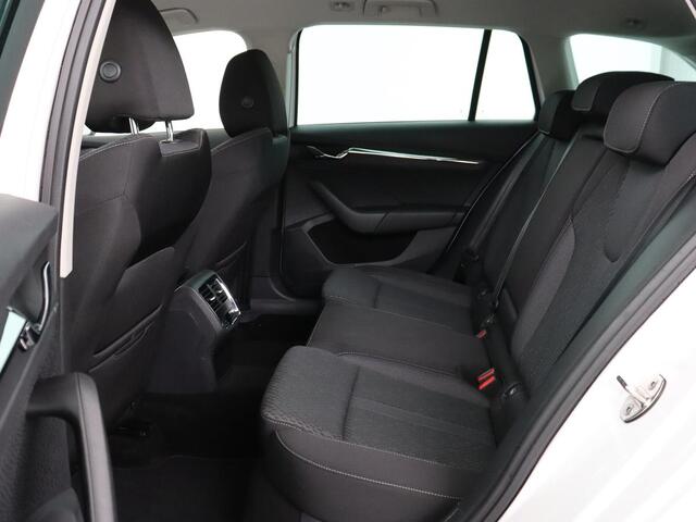 Skoda OCTAVIA 1.4 TSI iV Business Edition Plus | Head-Up | Camera | Stoelverwarming | Side Assist | Achterbankverwarming | Carplay | Keyless | Elektrische voorstoelen | Memory | Sfeerverlichting | Navigatie | PHEV