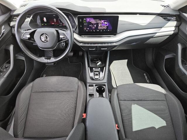 Skoda OCTAVIA Combi 1.4 TSI iV 204pk DSG PHEV Business Edition Stoelverwarming Climate Control Navigatie Elektr achterklep Trekhaak