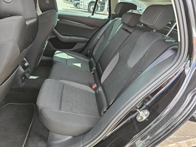 Skoda OCTAVIA Combi 1.4 TSI iV 204pk DSG PHEV Business Edition Stoelverwarming Climate Control Navigatie Elektr achterklep Trekhaak