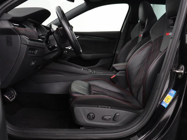 Skoda OCTAVIA Skoda Octavia 1.4 TSI RS iV PHEV | Panoramadak | Head-Up | Stoel & stuurverwarming | Adaptive cruise | Standkachel | Matrix LED | Camera | Memory | Virtual Cockpit | Side Assist | Achterbankverwarming