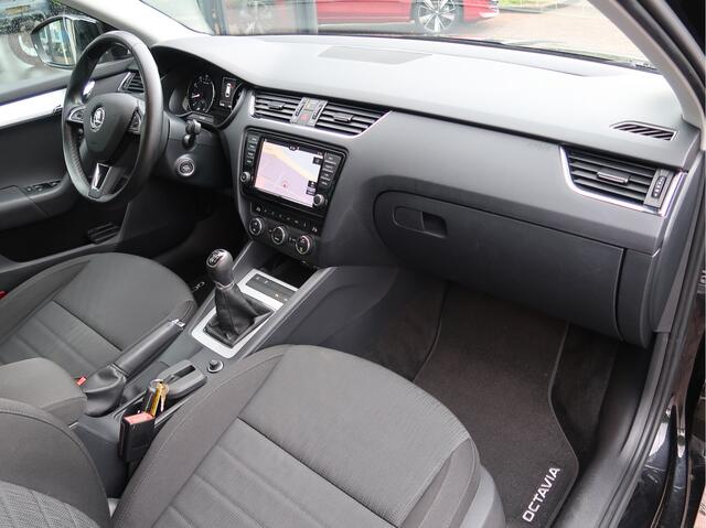 Skoda OCTAVIA Combi 1.2 TSI Style Businessline | trekhaak | stoelverw | park sensoren |