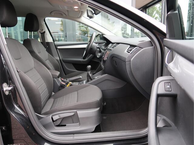 Skoda OCTAVIA Combi 1.2 TSI Style Businessline | trekhaak | stoelverw | park sensoren |