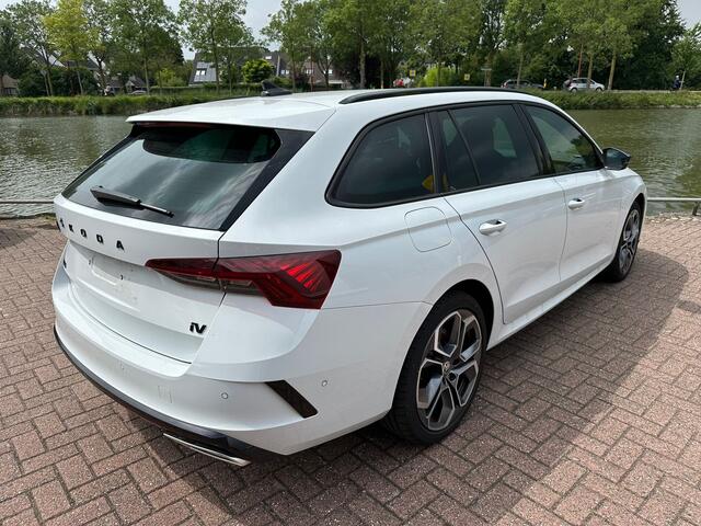 Skoda OCTAVIA Combi 1.4 TSI RS iV PHEV Matrix LED/ACC/Keyless/Camera/Head-up/Columbus/Trekhaak wegkl./19"