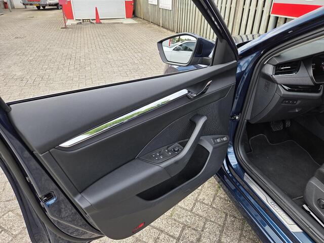 Skoda OCTAVIA Combi 1.4 TSI iV PHEV Business Edition Plus 18"/Dodehoek/Stoelverwarming v+a + stuur + memory/Head-up/Keyless/Apple Carplay & Android Auto