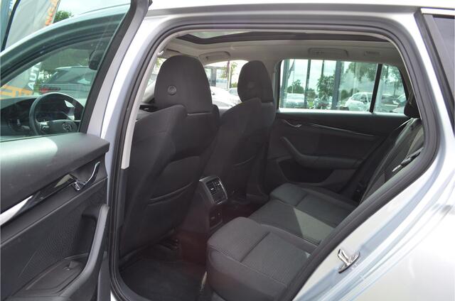 Skoda OCTAVIA Combi 1.0 e-TSI Ambition Pano | Trekhaak elektr | Stoelverwarming + achter | Dodehoeksensor | Virtual cockpit | LED koplampen | getint glas