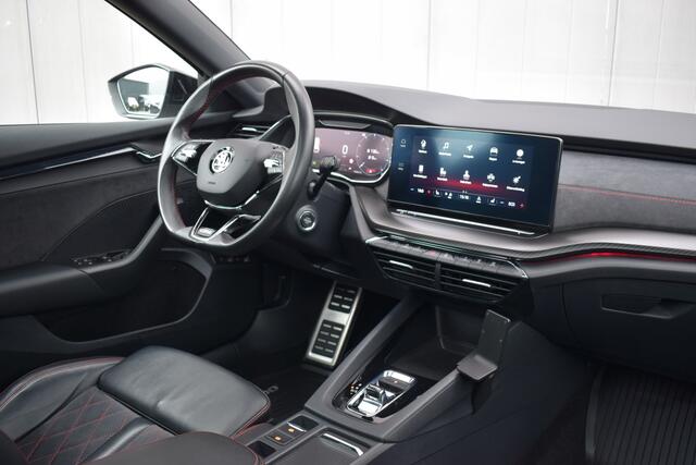Skoda OCTAVIA Combi 1.4 TSI RS 245PK iV PHEV Business Matrix LED | Panoramadak | Elek. Stoelen | Carplay | Dodehoek | Virtual | Dealer Onderhouden!!