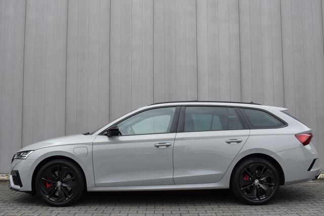 Skoda OCTAVIA Combi 1.4 TSI RS 245PK iV PHEV Business Matrix LED | Panoramadak | Elek. Stoelen | Carplay | Dodehoek | Virtual | Dealer Onderhouden!!