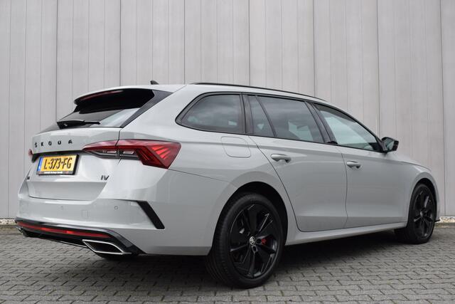 Skoda OCTAVIA Combi 1.4 TSI RS 245PK iV PHEV Business Matrix LED | Panoramadak | Elek. Stoelen | Carplay | Dodehoek | Virtual | Dealer Onderhouden!!