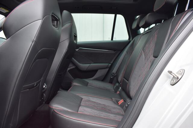 Skoda OCTAVIA Combi 1.4 TSI RS 245PK iV PHEV Business Matrix LED | Panoramadak | Elek. Stoelen | Carplay | Dodehoek | Virtual | Dealer Onderhouden!!