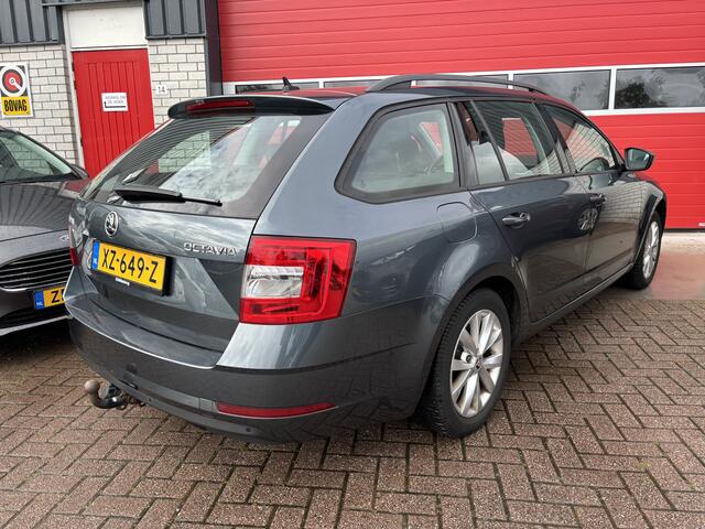 Skoda OCTAVIA Combi 1.0 TSI Greentech Ambition Business AUTOMAAT / TREKHAAK / NAVI / CLIMA / PDC / CRUISE / CARPLAY / NL-AUTO
