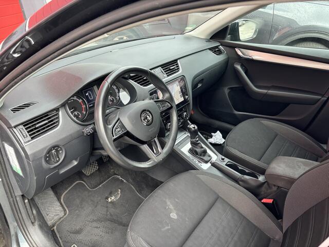Skoda OCTAVIA Combi 1.0 TSI Greentech Ambition Business AUTOMAAT / TREKHAAK / NAVI / CLIMA / PDC / CRUISE / CARPLAY / NL-AUTO