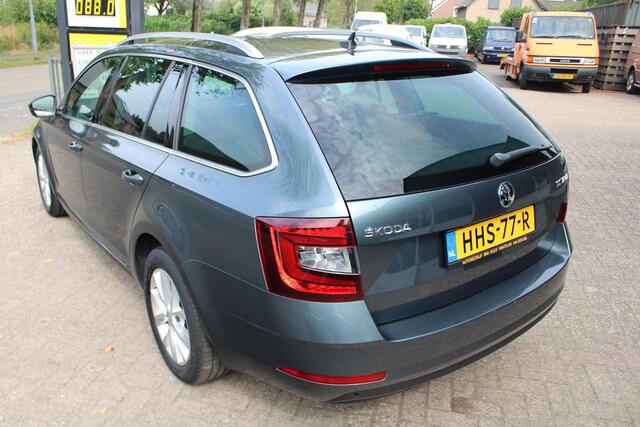 Skoda OCTAVIA Combi 1.0 TSI Carplay, Navi, Stoelverwarming, LED, Cruise control, Parkeersens. V en A, Leder, Airco, 16" LMV