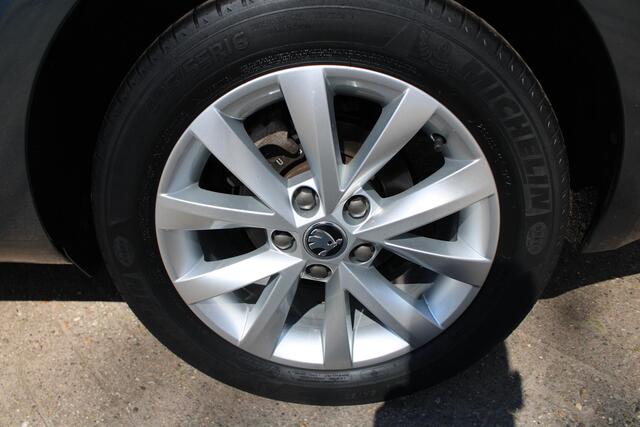Skoda OCTAVIA Combi 1.0 TSI Carplay, Navi, Stoelverwarming, LED, Cruise control, Parkeersens. V en A, Leder, Airco, 16" LMV