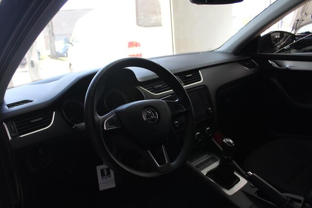 Skoda OCTAVIA Combi 1.0 TSI Carplay, Navi, Stoelverwarming, LED, Cruise control, Parkeersens. V en A, Leder, Airco, 16" LMV