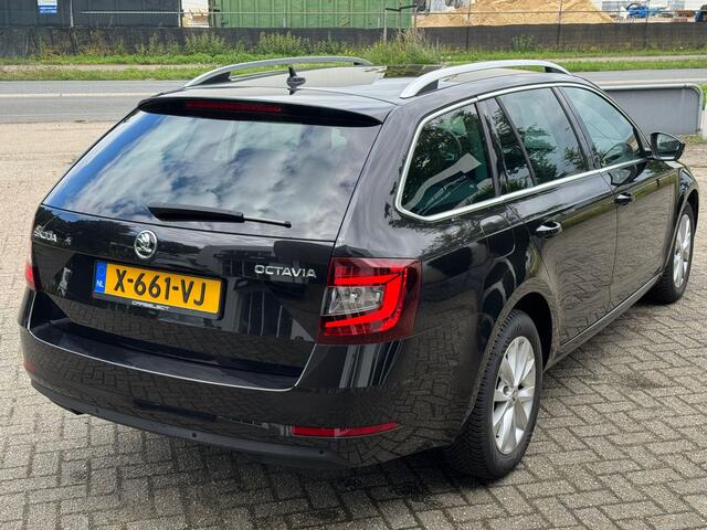 Skoda OCTAVIA Combi 1.0 TSI Greentech Ambition Navigatie, Half Leder, Cruise control, stoelverwarming . Een proefrit levert het bewijs. Neem contact op en we maken een afspraak!
